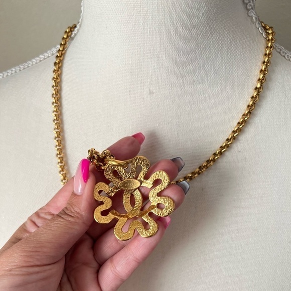 CHANEL Vintage CC Clover Pendant Necklace - Picture 4 of 7